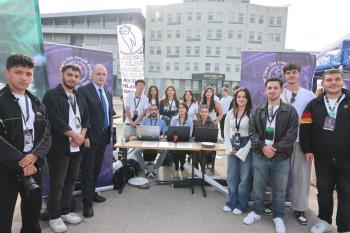 Rektörümüz Öğrenci Topluluklarının Standlarını Ziyaret Etti